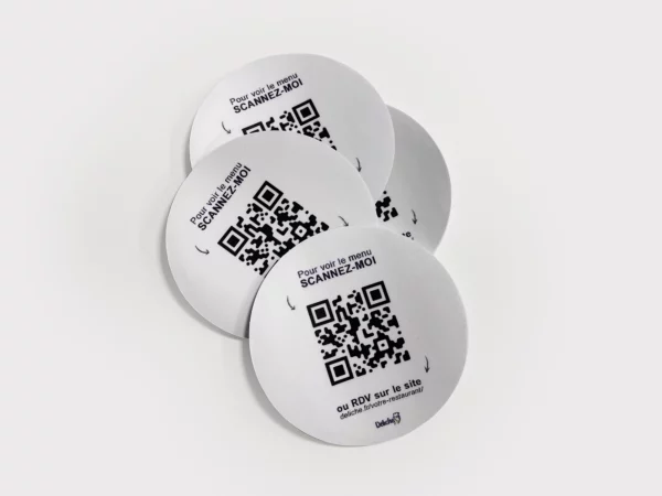 Stickers ronds blanc avec un QR code noir imprimé au centre.
