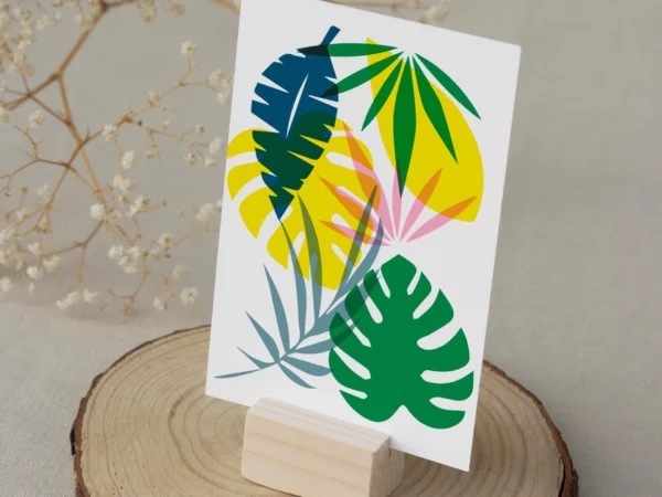 Feuille de papier avec des feuilles d'arbre sérigraphie en couleur.
