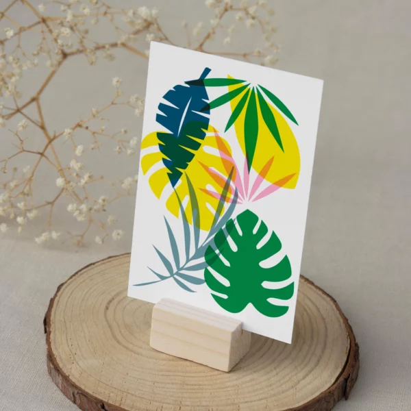 Feuille de papier avec des feuilles d'arbre sérigraphie en couleur.